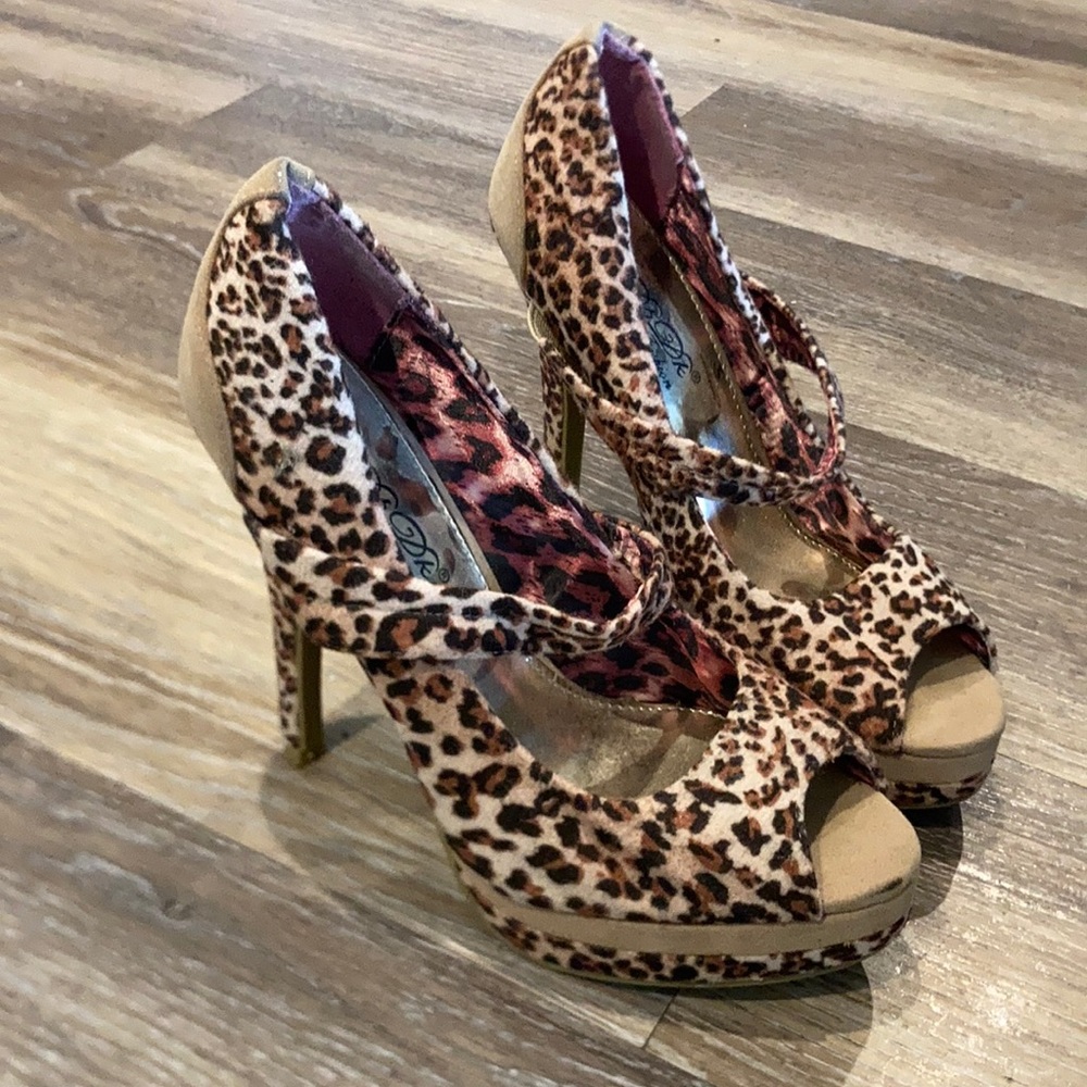 Leopard print peep toe heel